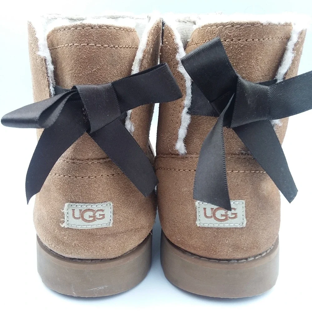 UGG Winter‎ Snow Boots Tan Suede Sheepskin Lined Zipper Bow Size 5